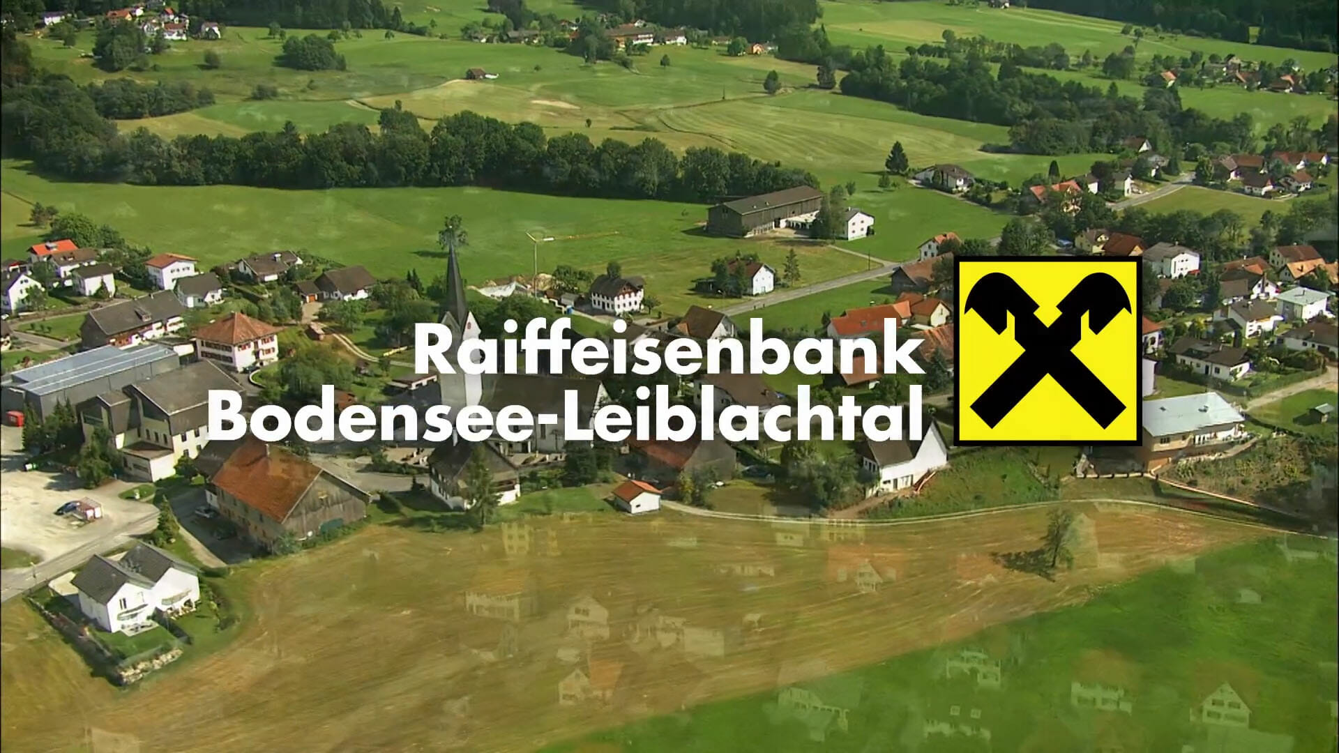 Luftaufnahme mit Raiffeisenbank-Logo: Titelbild der Kampagne für die Raiffeisenbank Bodensee-Leiblachtal