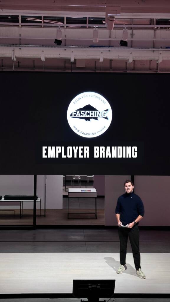 Luca Fasching beim Präsentieren seines Employer Brandings Vortrag