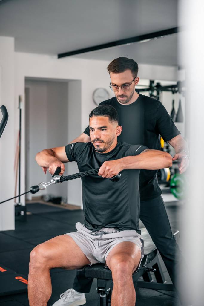 Krafttraining am Kabelzug unter physiotherapeutischer Anleitung bei Clavicula Physiotherapie