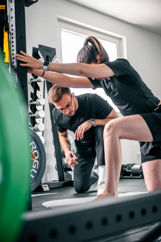 Mobilitätstraining mit Widerstandsband unter fachkundiger Anleitung bei Clavicula Physiotherapie